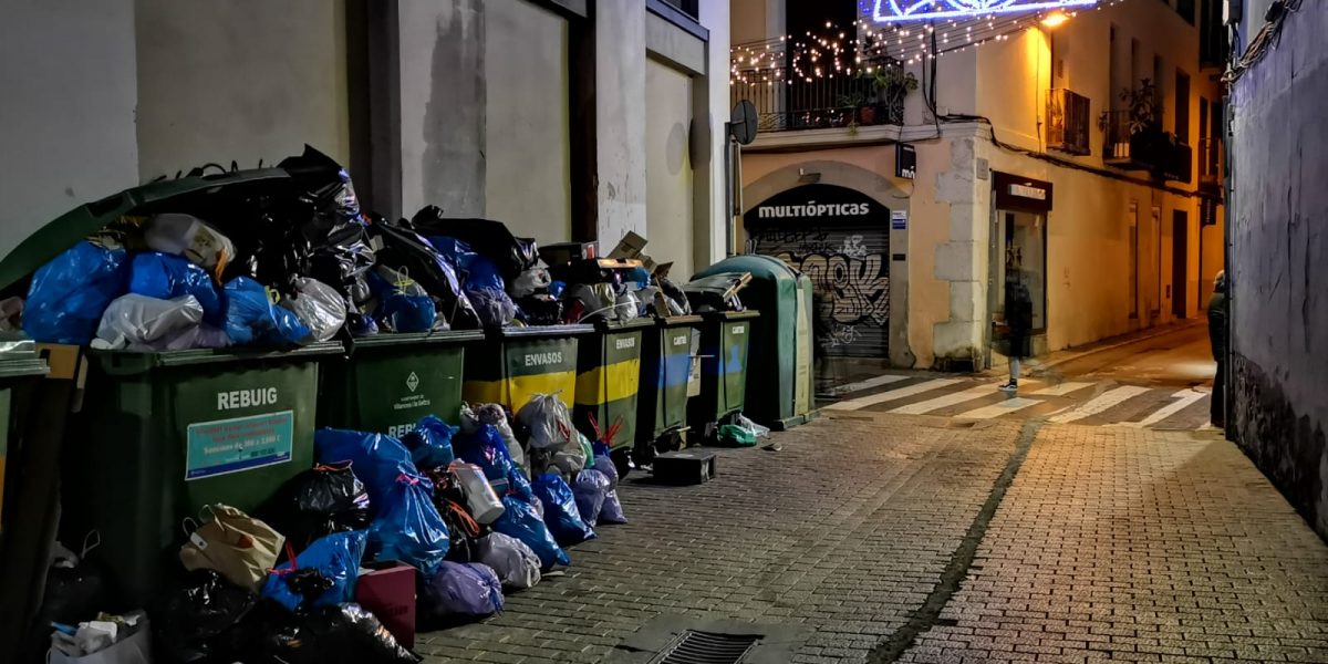 Imatge de l'estat dels contenidors al carrer Col·legi